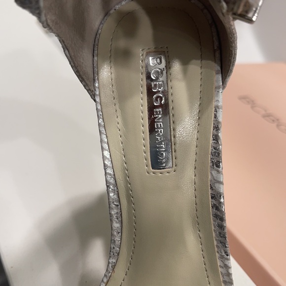 Sliver and White Printed Peep Toe Heels - Picture 6 of 6